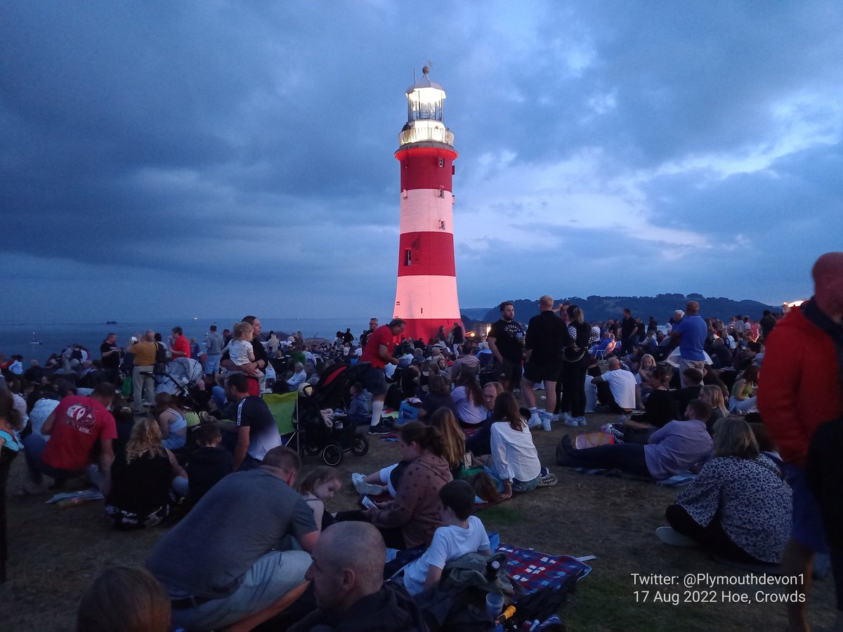 PlymouthDevon1's tweet photo. Thousands of people gathered on Plymouth Hoe, along the Waterfront, &amp; on their boats tonight, for day 1 of the Firework Championships. A great atmosphere. #Plymouth #FireworksCompetition #Fireworks #FireworksChampionship #PlymouthHoe @DestinationPlym https://t.co/oRpP9B5QuR