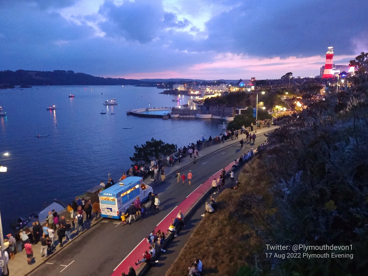 PlymouthDevon1's tweet photo. Thousands of people gathered on Plymouth Hoe, along the Waterfront, &amp; on their boats tonight, for day 1 of the Firework Championships. A great atmosphere. #Plymouth #FireworksCompetition #Fireworks #FireworksChampionship #PlymouthHoe @DestinationPlym https://t.co/oRpP9B5QuR
