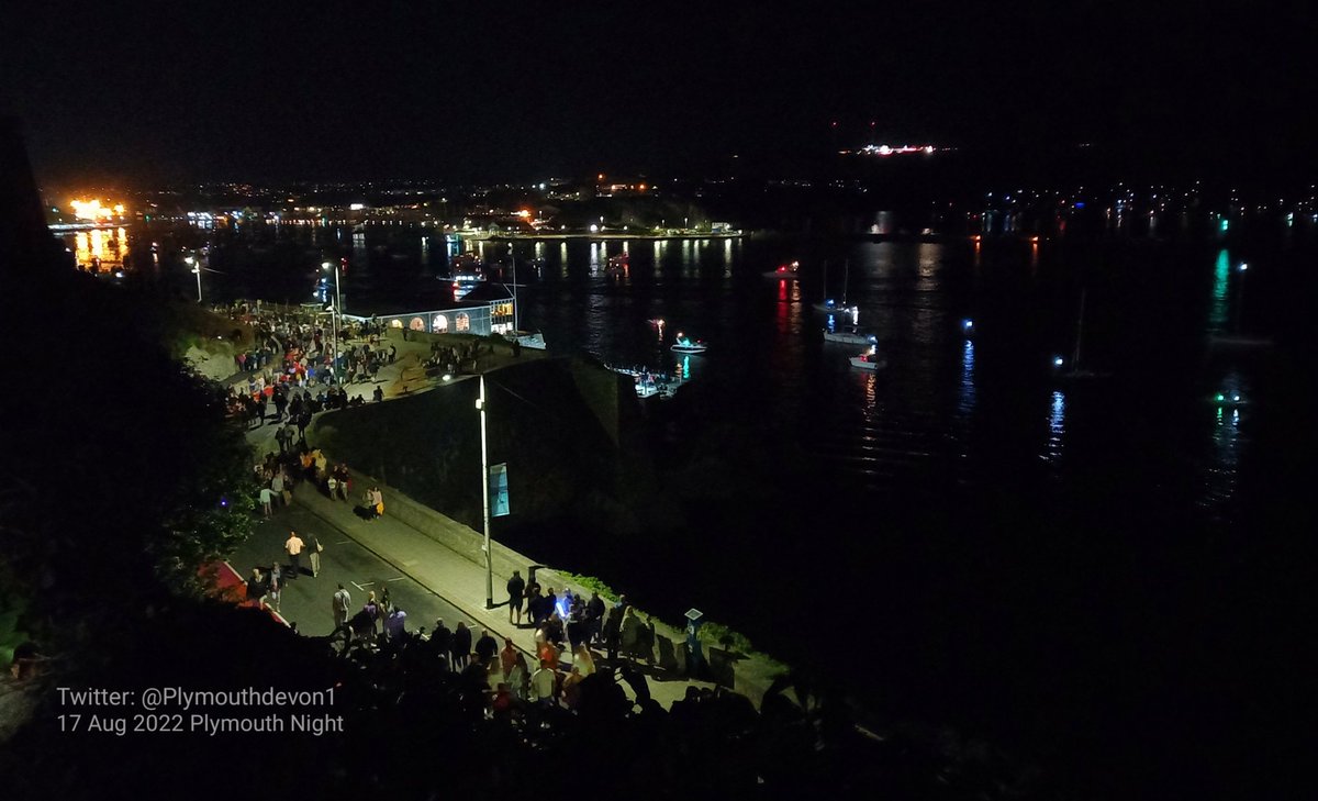 PlymouthDevon1's tweet photo. Thousands of people gathered on Plymouth Hoe, along the Waterfront, &amp; on their boats tonight, for day 1 of the Firework Championships. A great atmosphere. #Plymouth #FireworksCompetition #Fireworks #FireworksChampionship #PlymouthHoe @DestinationPlym https://t.co/oRpP9B5QuR