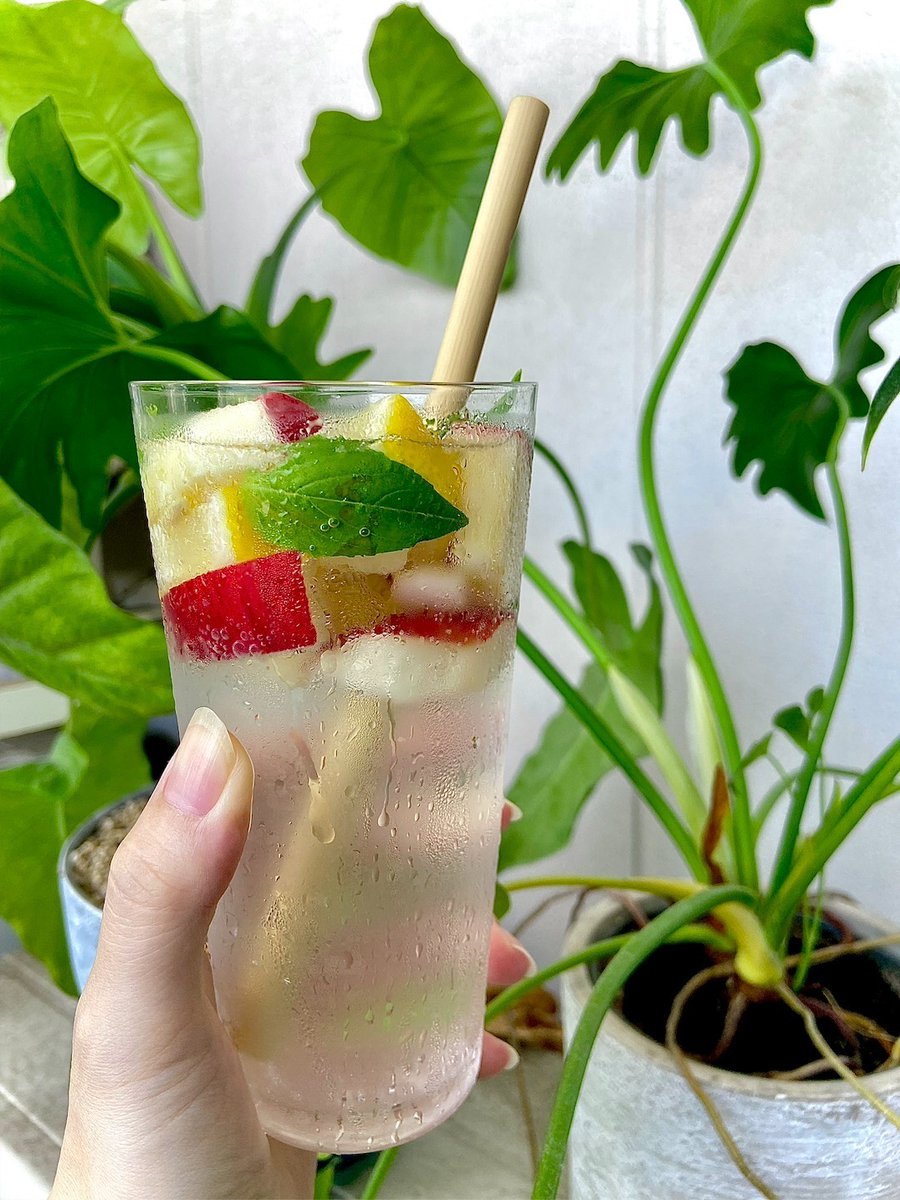 洗って乾かせば何度も繰り返し使える #竹ストロー 🎋
その上、竹は生分解性があるので、使用後もごみとして捨てる必要がないんです🌱✨
みなさんもプラスチックが地球環境に与える影響を考え、 #脱プラ を始めませんか？😎
#プラスチック問題