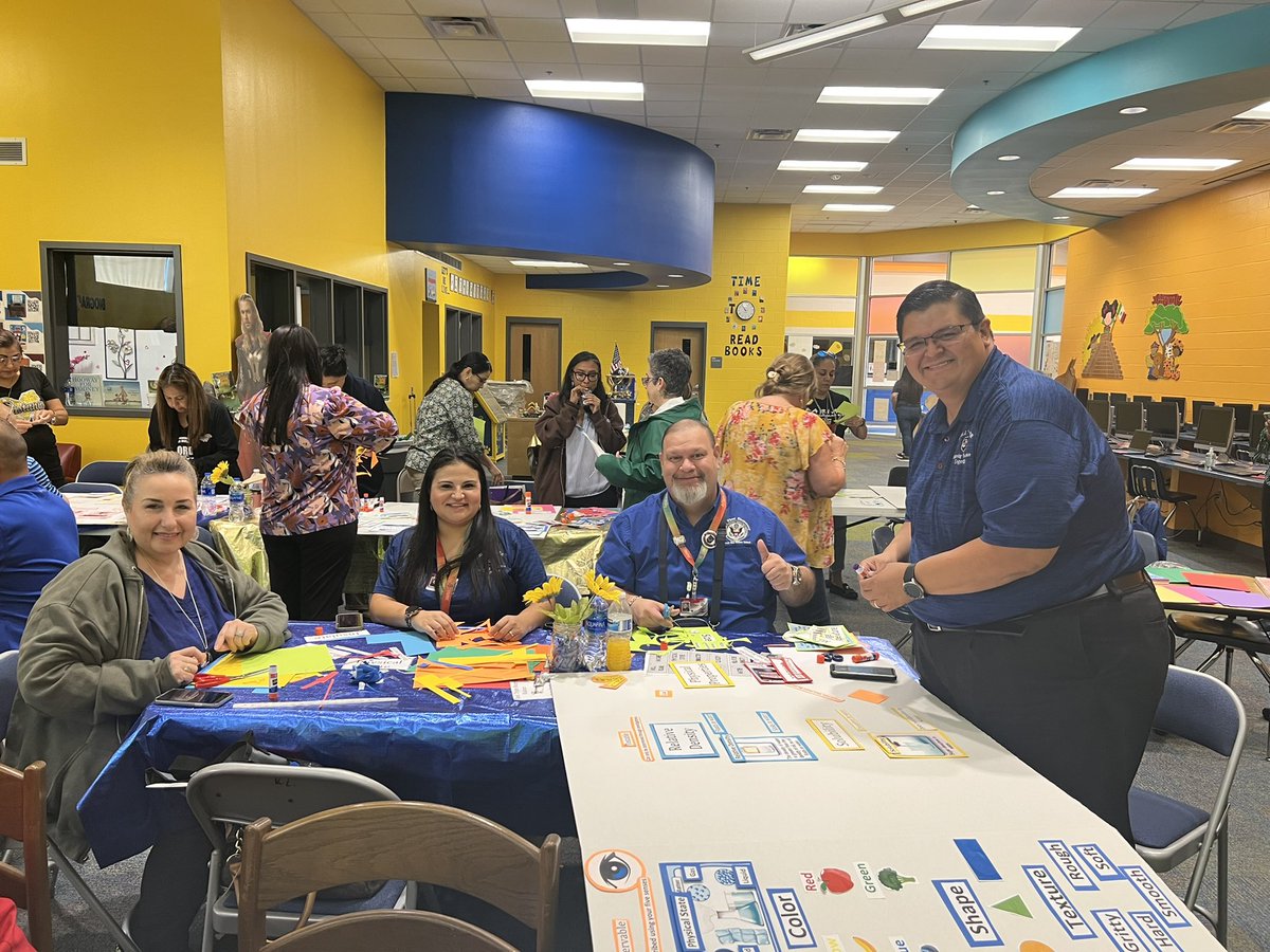 virna_bazan's tweet photo. They blinded me with Science! #awesome #sciencerocks #professionaldevelopment #interactiveboards https://t.co/c0ZgkRa2Kg