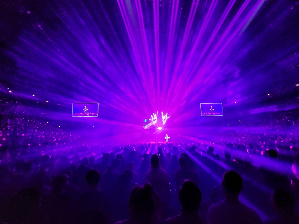 troopcommanderr's tweet photo. @jeremiahfraites @DrLupo Took this last night at the concert. This is zero filters! https://t.co/BcUXAjVoE9