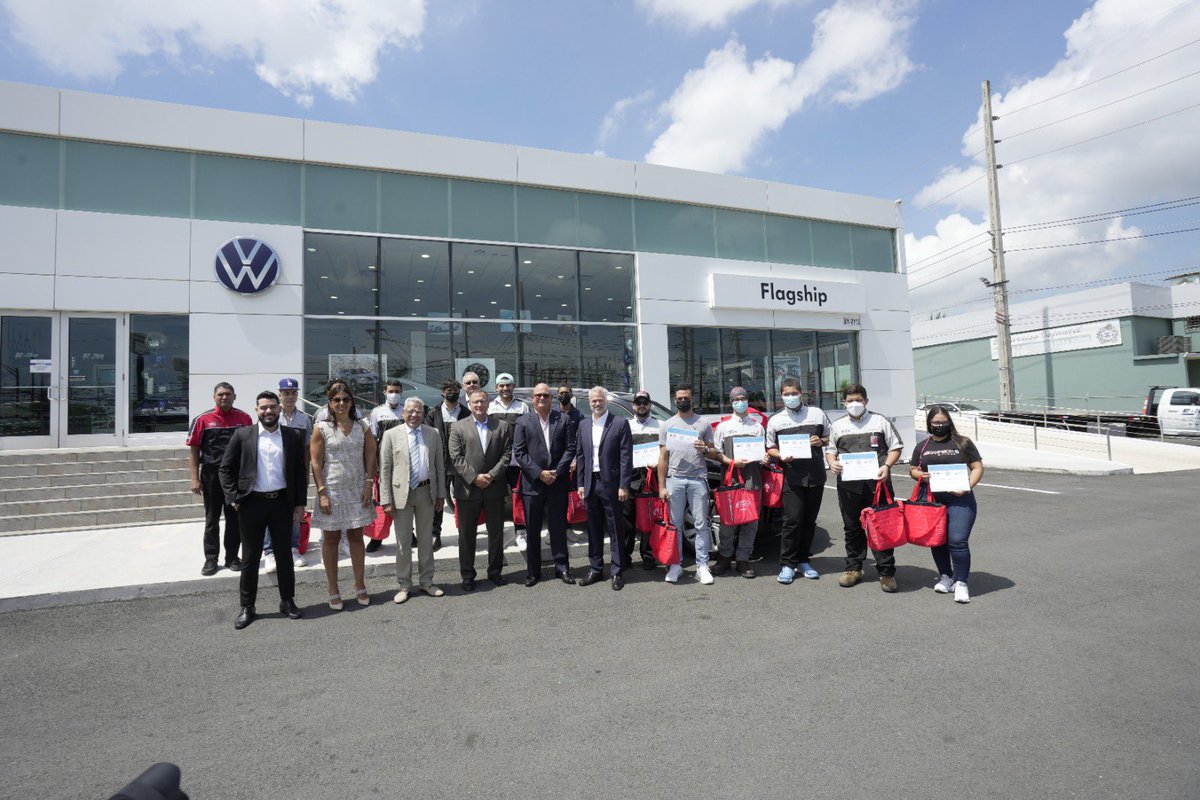OverdriveNewsPR's tweet photo. Bella Group junto a Volkswagen North America donan un vehículo Atlas a la escuela técnica Mech Tech College; el donativo permite a los estudiantes entrenamiento y práctica con los módulos de la marca https://t.co/ttItETbZ1i