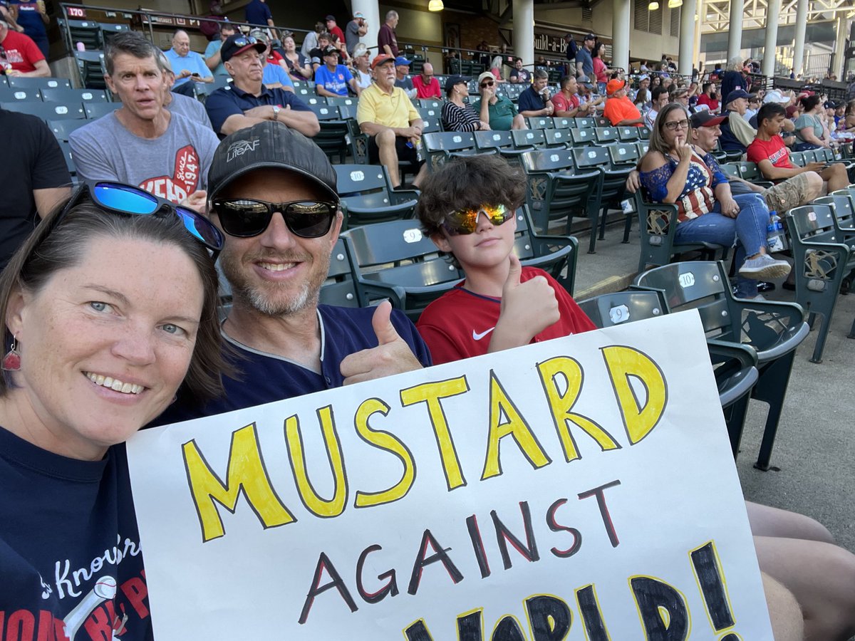 Beautiful #CLE night at the corner of Carnegie &amp; Ontario! ⁦<a href="/CleGuardians/">Cleveland Guardians</a>⁩ #FortheLand