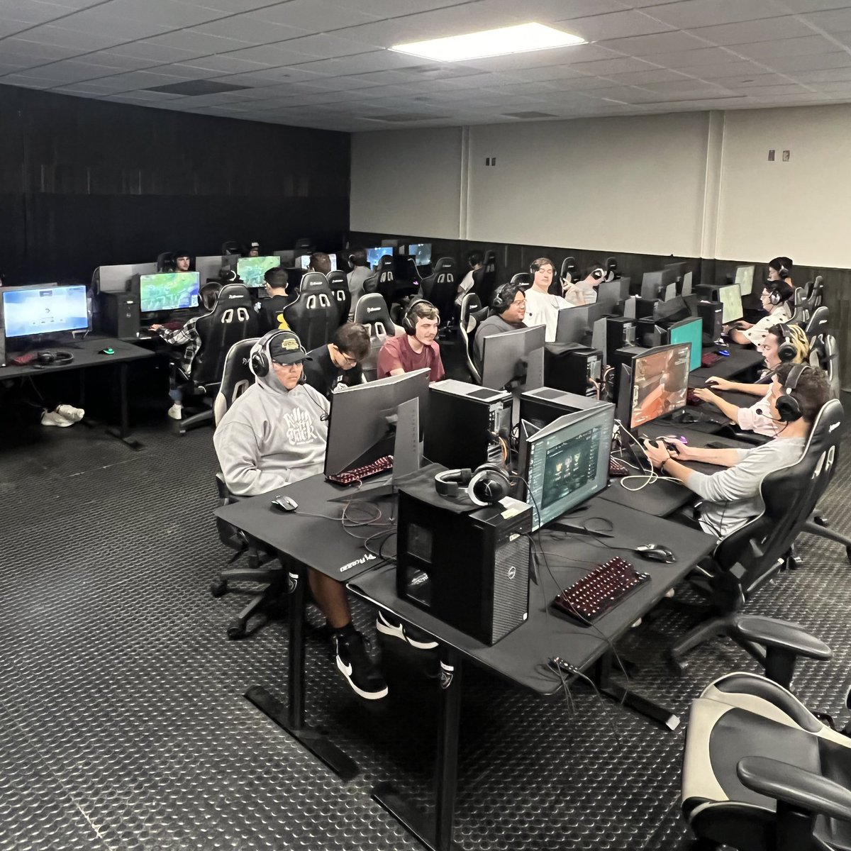 First day of school and the lab is already packed! Cannot wait to see it when the competition begins🔥