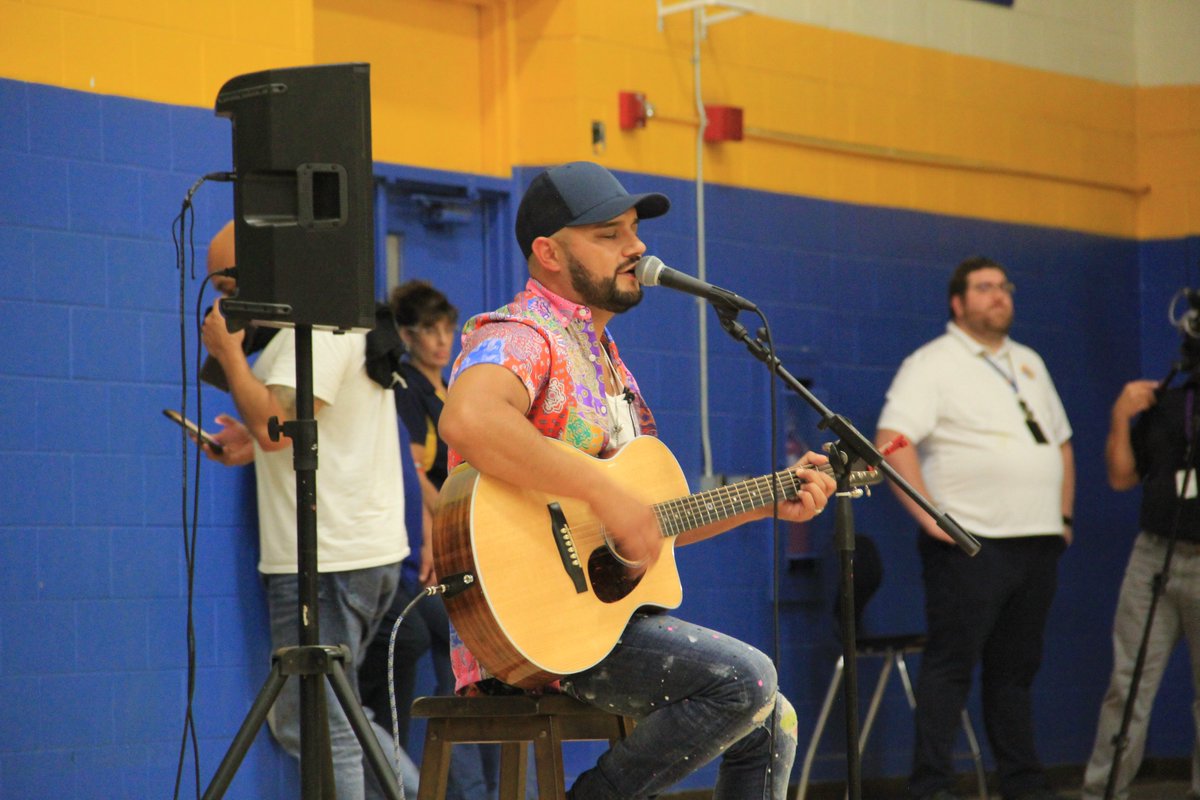LCPSnet's tweet photo. A big thank you to our hometown hero/county music star, Frank Ray for coming to Las Cruces to deliver school supplies &amp; for putting on a musical performance for students at Picacho Middle. Frank encouraged students to always follow their dreams. You're an inspiration to us all! https://t.co/5zfIy6HBzz