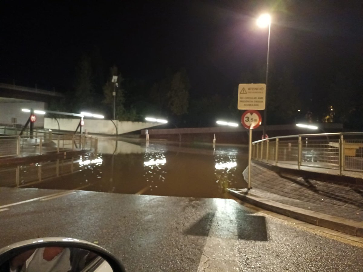 XavierAmate's tweet photo. 🚨#AFECTACIONS a hores d’ara (01:13) a #Castelldefels diversos carrer afectats per la pluja acumulada. Barris Can Bou, Lluminetes, Pineda… ⛔️Pont Avda Málaga tallat.(foto) @AjCastelldefels @bomberscat @112 https://t.co/qCwd8mOMaR