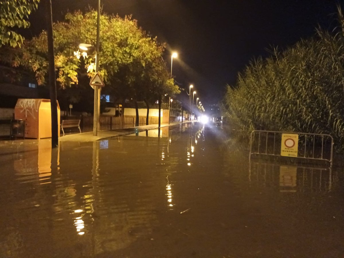 XavierAmate's tweet photo. 🚨#AFECTACIONS a hores d’ara (01:13) a #Castelldefels diversos carrer afectats per la pluja acumulada. Barris Can Bou, Lluminetes, Pineda… ⛔️Pont Avda Málaga tallat.(foto) @AjCastelldefels @bomberscat @112 https://t.co/qCwd8mOMaR