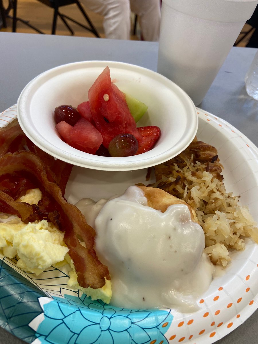 hallenglish's tweet photo. Thankful for back-to-school breakfast! #pinecresthigh #patriotpride https://t.co/wf3Dr68tPs