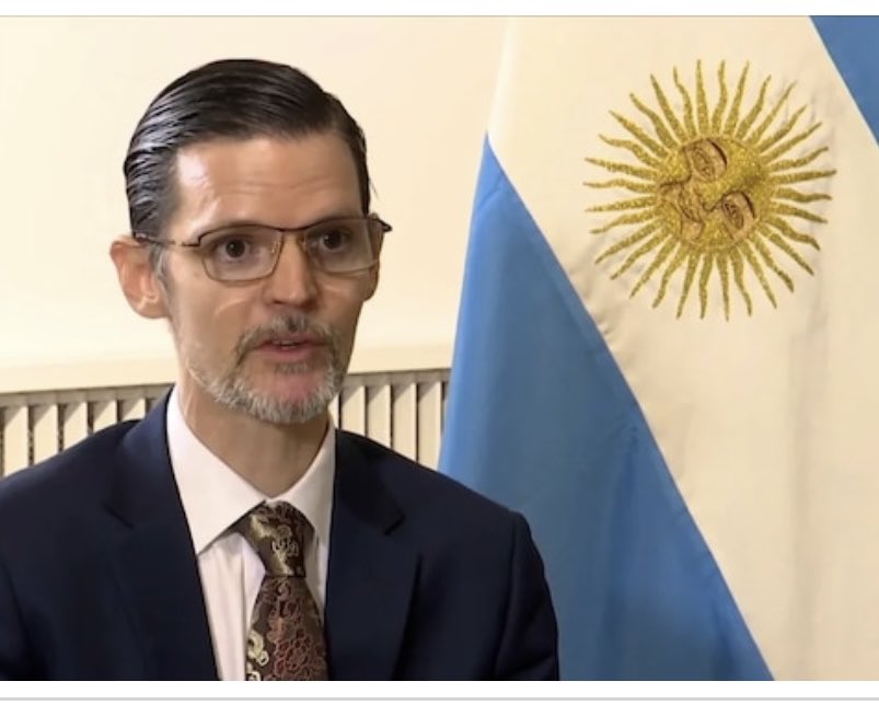 Hexie2001's tweet photo. Che Alberto! Hoy es tu oportunidad de hacer una patriada! Trae de vuelta al impresentable pilin este de China! Daleeeee Albertoooo, huevos carajo! https://t.co/Ez1ai1C5wN