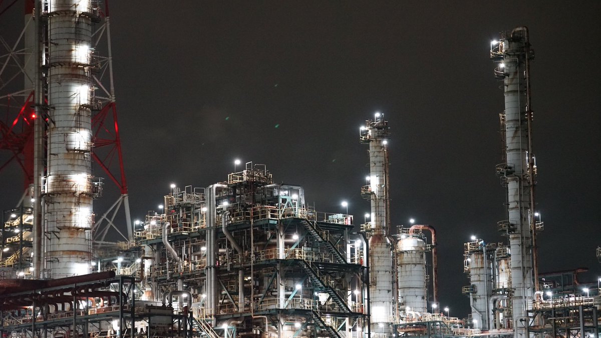 Jun2039's tweet photo. 工場夜景に挑戦してみる
#写真 #工場夜景 #factory #SIGMA #α7II #DGDNOS #本日の作品 #茨城 #鹿島港 #工場 #化学プラント #ファインダー越しの私の世界 #写真好きな人と繋がりたい #キリトリセカイ https://t.co/aEwxgRMm9j
