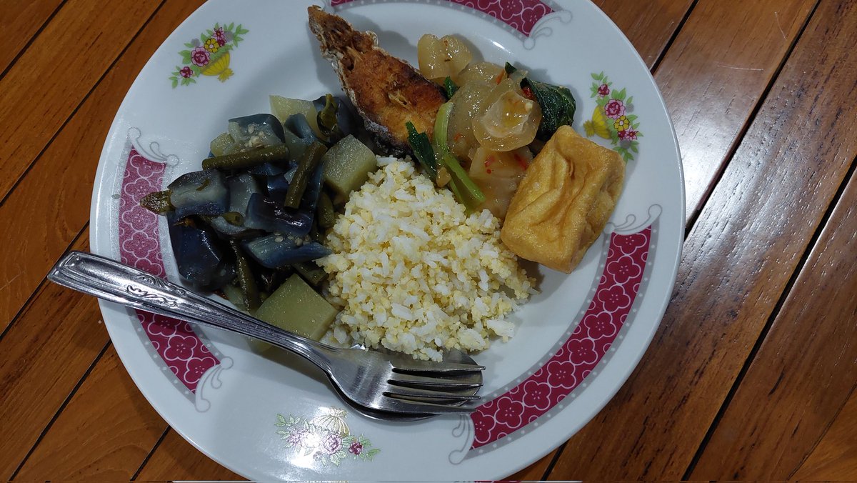Alhamdulilah hari ini sahur dengan Karbo 25% Nasi Padi 75% Nasi Sorgum, dengan sayur LODEH (terong ungu, labu, kacang panjang dan daun belinjo), protein nabati Tahu dan protein hewani ikan goreng dan sayur kulit, insya Alloh ramah diabetes dan awet kenyang....