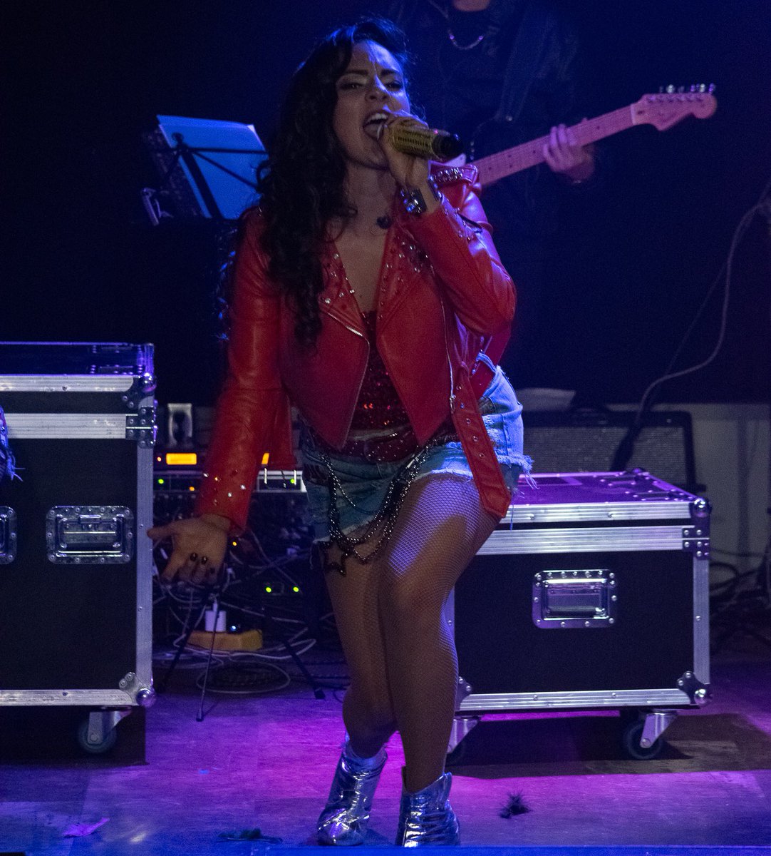 EllasOficial_'s tweet photo. Siente la vida en vez de pensarla.

Acá se tiene el remedio para ser feliz: desde hace 5 años cada show es diferente y lleno de sorpresas musicales de 60s a 90s.

Ellas son #SinDisfraz 💜💚💛💙
Que sigas teniendo un #FelizMiercoles https://t.co/JEMsPSZsZ6
