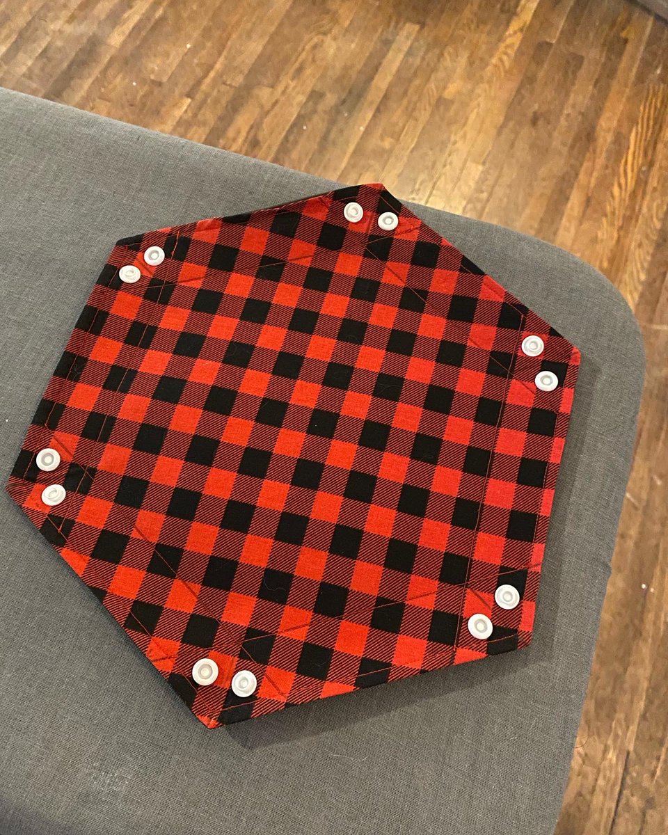 TheFoxsOddities's tweet photo. We’re working on some dice trays! The outer piece is made with a fake leather to add stiffness and a pleasant aesthetic. What do you all think? #dnd #dungeonsanddragons #dungeonsanddragons5e #dnd5e #dndmovie #honoramongthieves #ttrpg #dice #dicepull #diceroll #clacksmith https://t.co/uMAkGkICNY