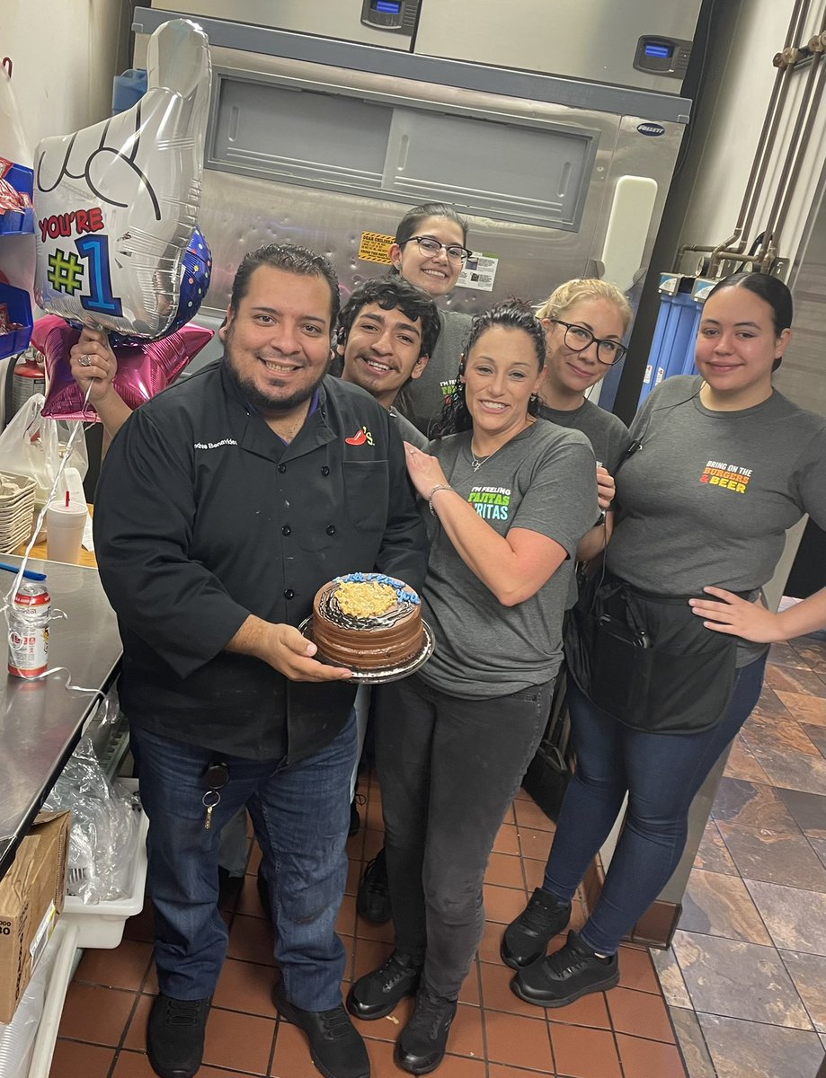 AdventuresByDre's tweet photo. What a bittersweet moment to celebrate the end of my time with @Chilis #TeamSantaFe. @Lizlope43229123 thank you for putting this together. I have been beyond blessed by all my fellow #Chiliheads and will miss each of you! #ChilisLove @Robcinsf @tjposthuma @JBarraza6 @BamBamKota25 https://t.co/Db13HEtcCT