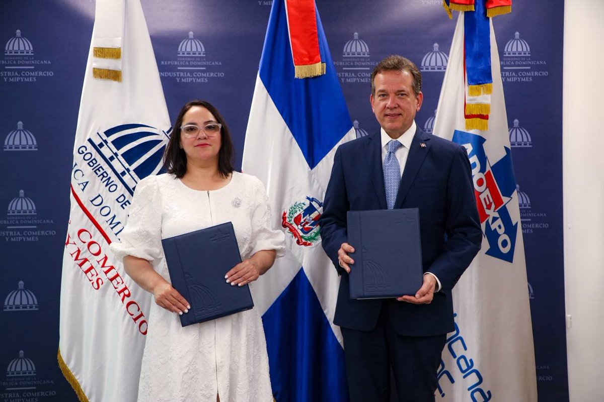 itobisono's tweet photo. Nos complace informales que hemos firmado un acuerdo de colaboración junto a Elizabeth Mena, presidenta de @ADOEXPO, que incluye el renglón de servicios modernos en los Premios a la Excelencia Exportadora.👏🏆 https://t.co/fUIXijugBf