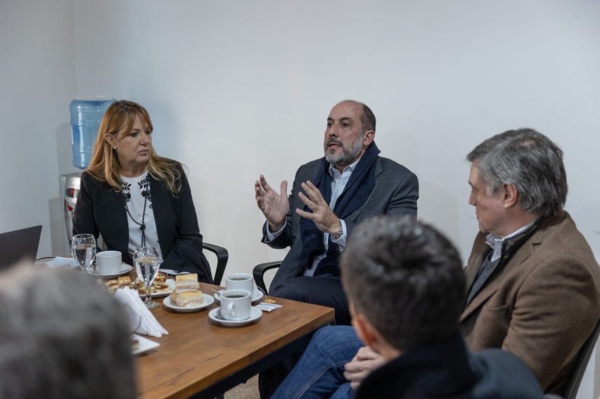 Ale_Torres60's tweet photo. #CórdobaCapital ciudad de oportunidades🙌🏼📚

Junto a @GcAcosta @rodriceballos y @marcos_darsie nos reunimos con autoridades representantes de diversas universidades de #CórdobaCapital, para dialogar sobre la constitución del clúster universitario. ⤵️ https://t.co/2MqpW2QSmP