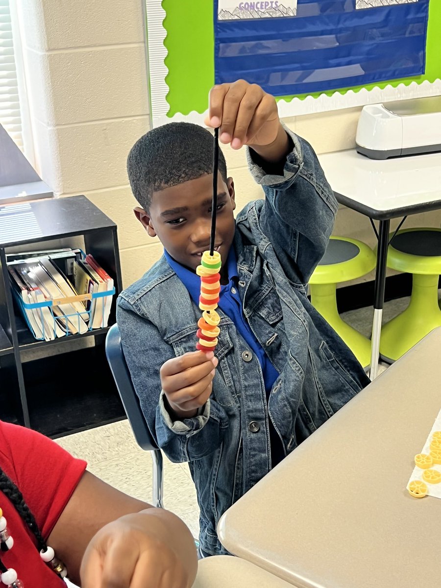 MsLawrenceMPS's tweet photo. What allows a backbone to move? Ask an @academy_ib 3rd grader! While learning about vertebrates and invertebrates students made spine models to show just how backbones work! @MPSAL https://t.co/hi3ZSI8wKC