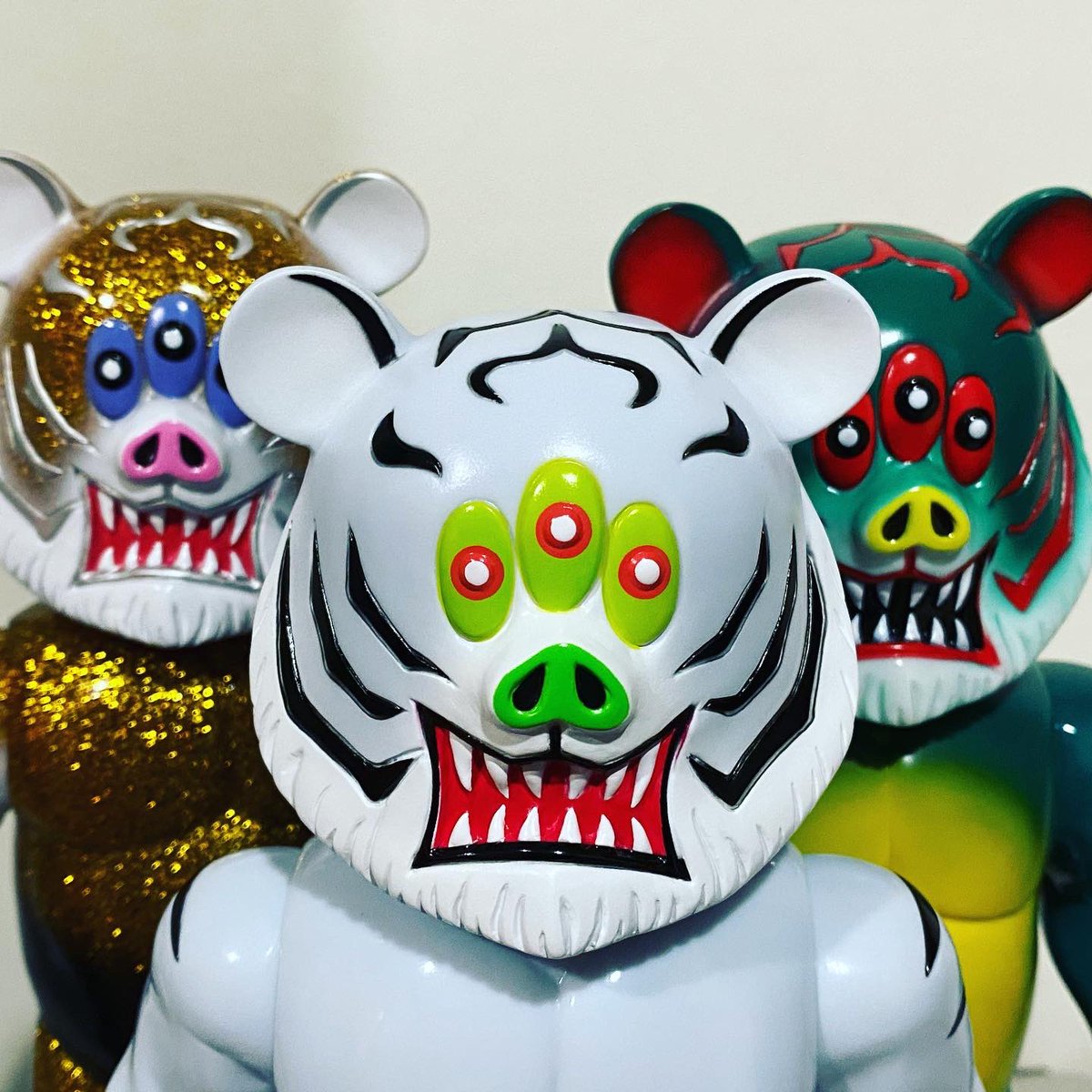 calfkicktokyo's tweet photo. 我が家のブタイガーも遂に3体目となりました！初めて替えパーツの頭が付いてきた。やっぱりアートジャンキーさんの作品ではブタイガーが一番好き。

#sofvi #sofvitokyo #sofvitoy #sofubi #sofubitoys #ソフビ #indiestoy #artjunkie #artjunkietokyo #butiger #ブタイガー #アートジャンキー東京 https://t.co/vht66maoQ8