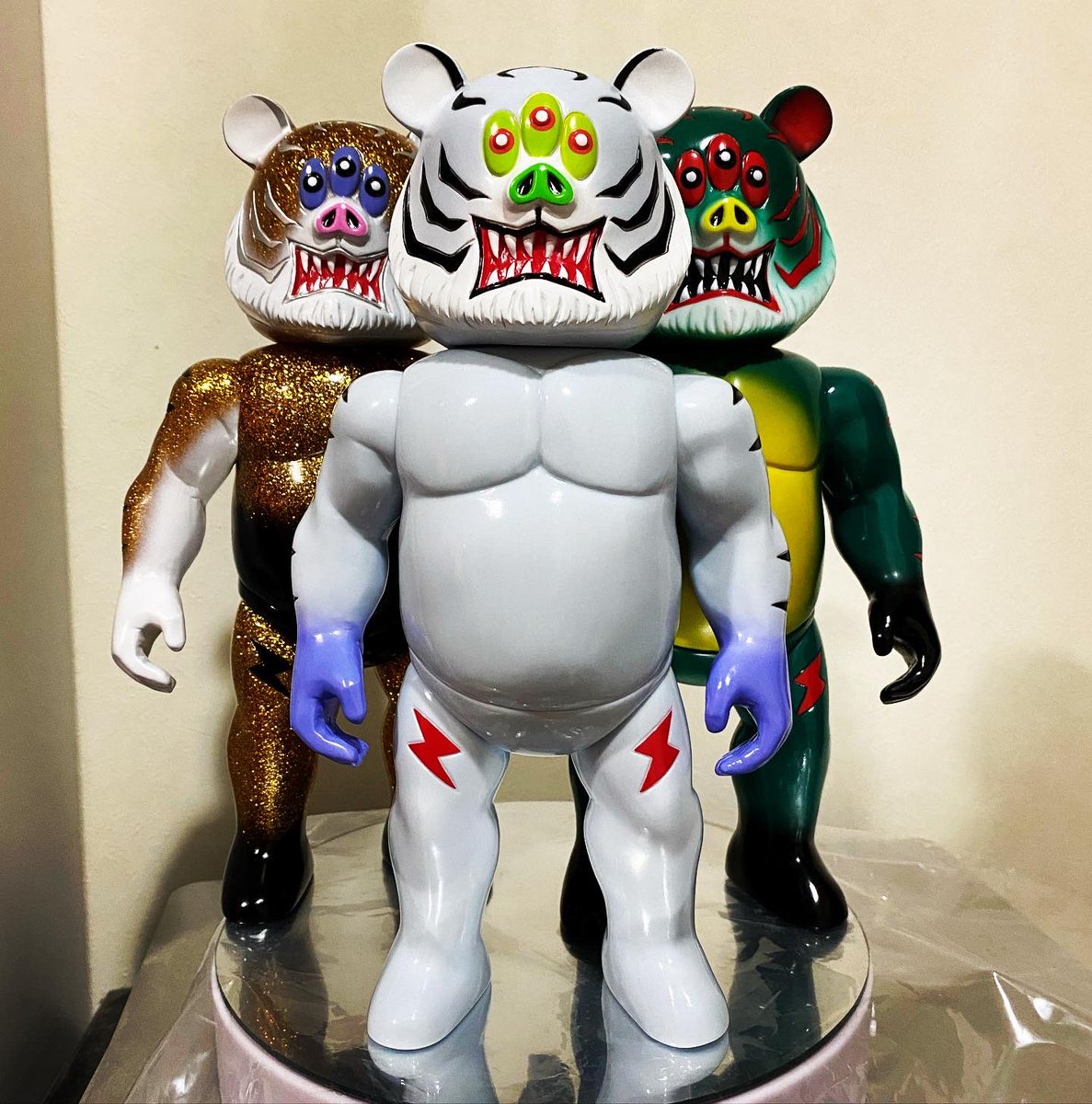 calfkicktokyo's tweet photo. 我が家のブタイガーも遂に3体目となりました！初めて替えパーツの頭が付いてきた。やっぱりアートジャンキーさんの作品ではブタイガーが一番好き。

#sofvi #sofvitokyo #sofvitoy #sofubi #sofubitoys #ソフビ #indiestoy #artjunkie #artjunkietokyo #butiger #ブタイガー #アートジャンキー東京 https://t.co/vht66maoQ8