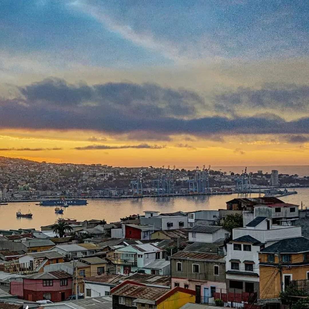TurismoEnChile's tweet photo. Atardecer en el puerto de Valparaíso 🙌💛🧡😌🇨🇱
Foto de @adrianvaldescastillo
#valparadise #valparaisodemiamor
#highlightscl #turismoenchile #viajarporchile #viajeporchile #yoamoviajarporchile #rural_love #landscapephotography #chile #visitchile #visitchile https://t.co/U4ipqKhMuo