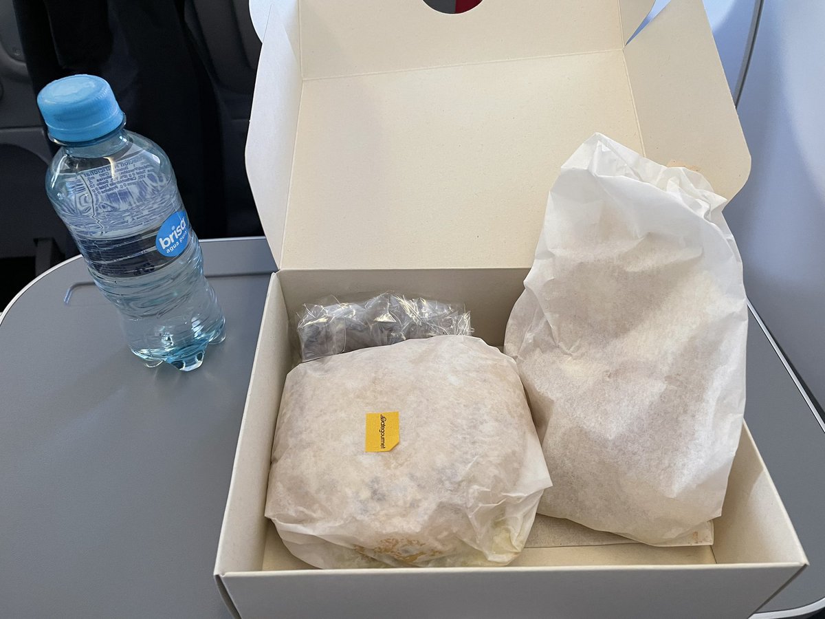 LUISJMEJIAP's tweet photo. @SilvioEscudero #aviancaespantandopasajeros. Menú en clase ejecutiva Avianca en la ruta Bogota - Los Ángeles . Ni frazada entregan para las 7 horas de vuelo porq justifican q el vuelo es diurno https://t.co/pMhzE5s1bU