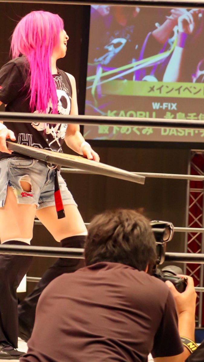 Ko0289's tweet photo. #Marvelouspro 8月8日後楽園ホール大会、#KAORU 選手引退興行!
#彩羽匠 選手にも最後の机片の洗礼!
#KAORUさんありがとう #KAORUさんのすきなところ #WFIX https://t.co/VfdrgAay4q