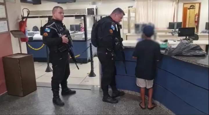 PenhaNewsRJ's tweet photo. MENINO DE 12 ANOS É APONTADO COMO CHEFE EM BOCA DE FUMO NO CENTRO DO RIO

Um menino de 12 anos foi detido nesta quarta-feira (17) após ser acusado de chefiar uma boca de fumo em um casarão no Centro do Rio. https://t.co/qEzHAbMCcM