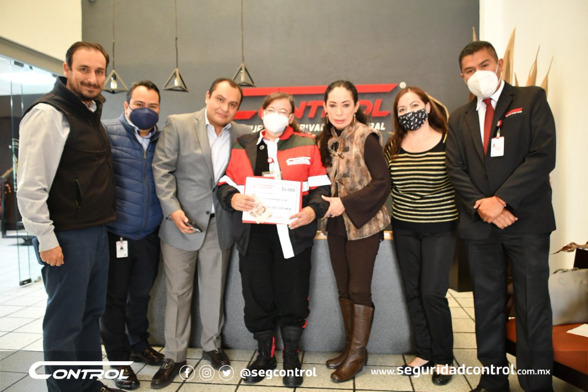 segcontrol's tweet image. Por la destacada labor que desempeña en su servicio, distinguimos como Héroe Control a Eulalia Adriana Colín; quien además de hacerse acreedora a un estímulo económico, ahora también portará con orgullo el pin que la distingue como una guardia ejemplar #HéroeControl #YosoyControl