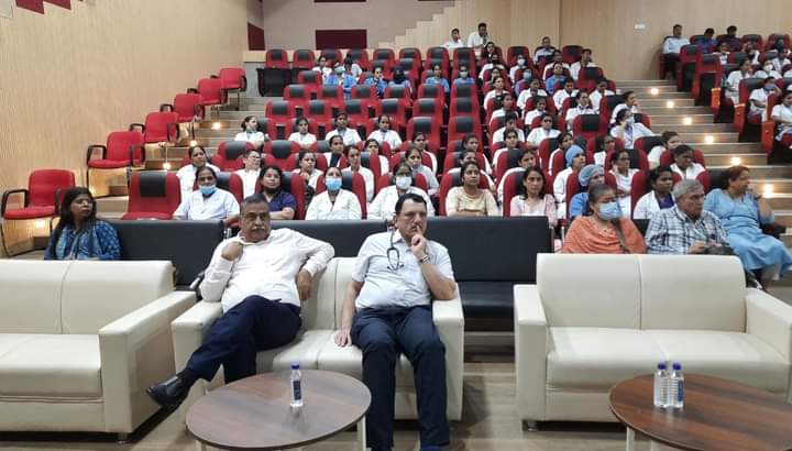 #इंडियन_मेडिकल_असोसिएशन_इंदौर द्वारा महात्मा गांधी सुपरस्पेशलिटी हॉस्पिटल के डॉक्टर, पॅरामेडिकल स्टाफ एवं छात्रों के लिए #चिकित्सा एवं अध्यात्म, विषयपर #हिन्दू_जनजागृति_समिति के राष्ट्रीय मार्गदर्शक सद्गुरु डॉ. चारुदत्त पिंगळे (इएनटी सर्जन) का उद्बोधन संपन्न हुआ । 
<a href="/hjsdrpingale/">DrCharudatta pingale</a>