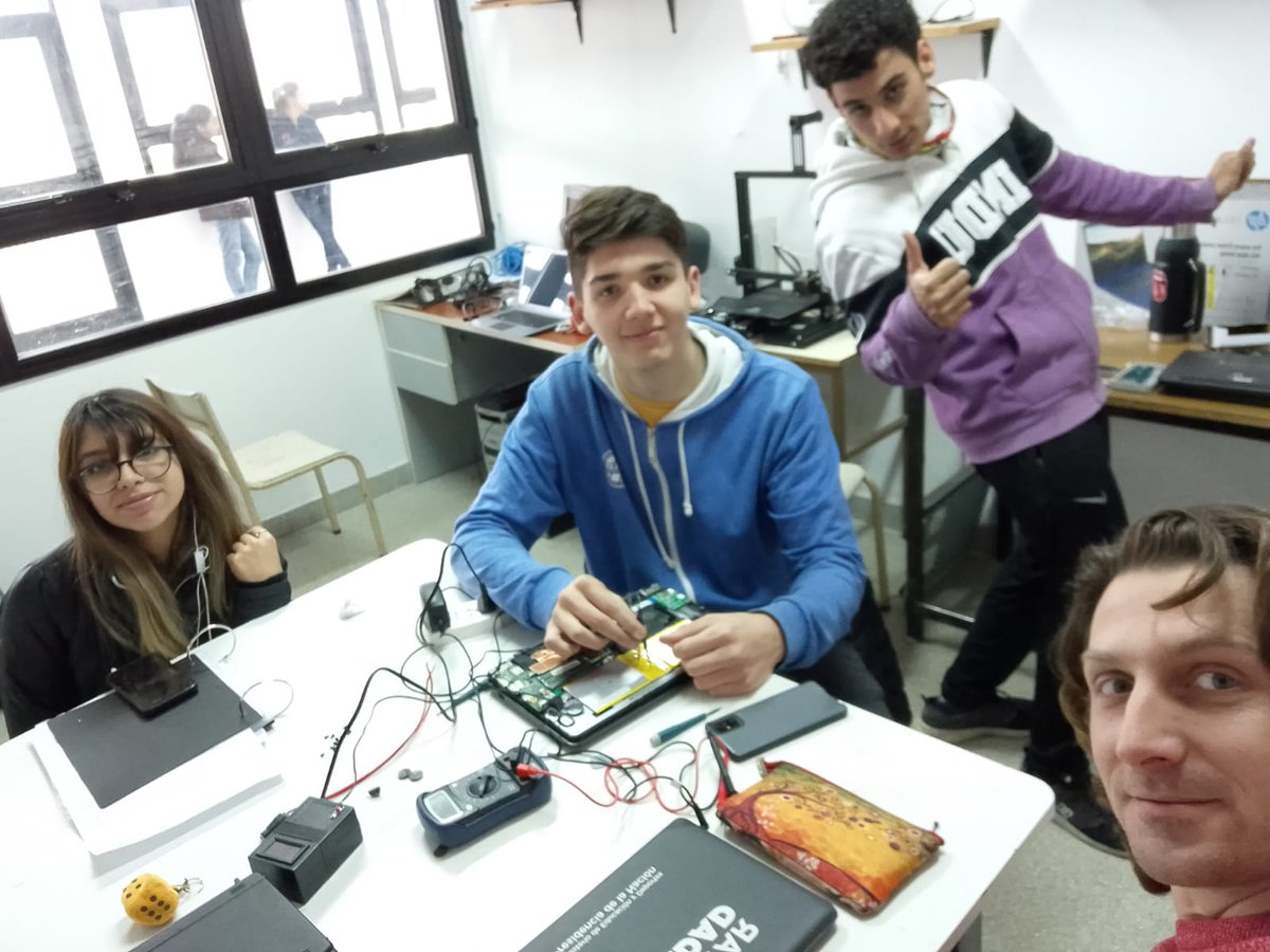 DTERegion_17's tweet photo. 🪛💻En el día de ayer se llevó a cabo un nuevo encuentro de acompañamiento a las prácticas Formativas Laborales en la EST1 de #Chascomús a cargo del FED Marcos del Tedesco @AlbertoSileoni @ClaudiaBracchi1 @IvanthistedOK @maju_ugarte #practicasFormativas https://t.co/efibas0lfY