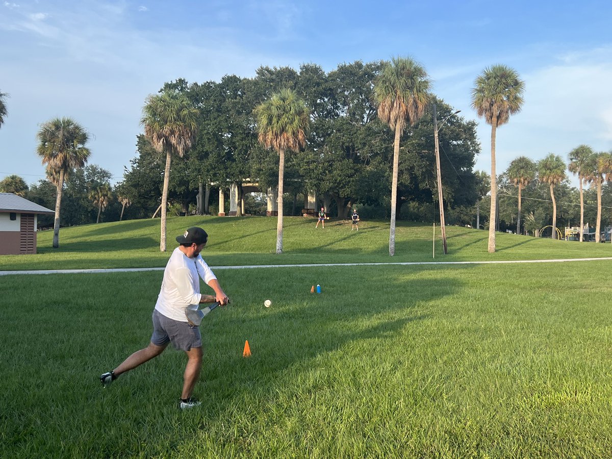 TampaGAA's tweet photo. Florida palm trees make a decent substitute for GAA goals/uprights. #takeyourpoints #gaa #hurling https://t.co/o2ANS8Q7iT