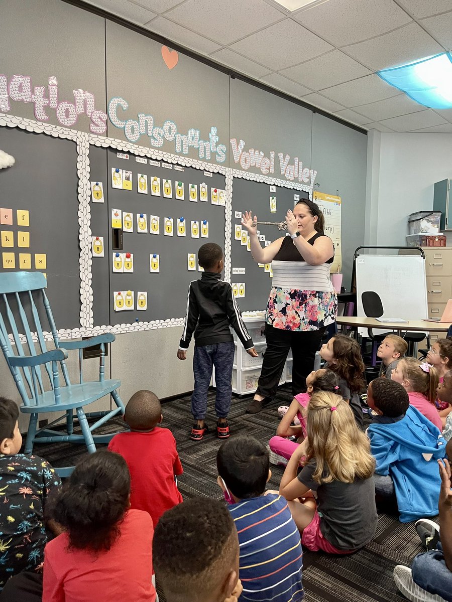 Mrs_Courlas's tweet photo. Handing over the power of “the magic sound key” to unlock our first three sounds today! We had a lot of fun learning about how to make sounds and write letters correctly for #FUNdations day 1 #PLSDproud #TeamTussing #fabulousinfirst #readersareleaders #futurereaders #soundwall https://t.co/6Ws668hYKY