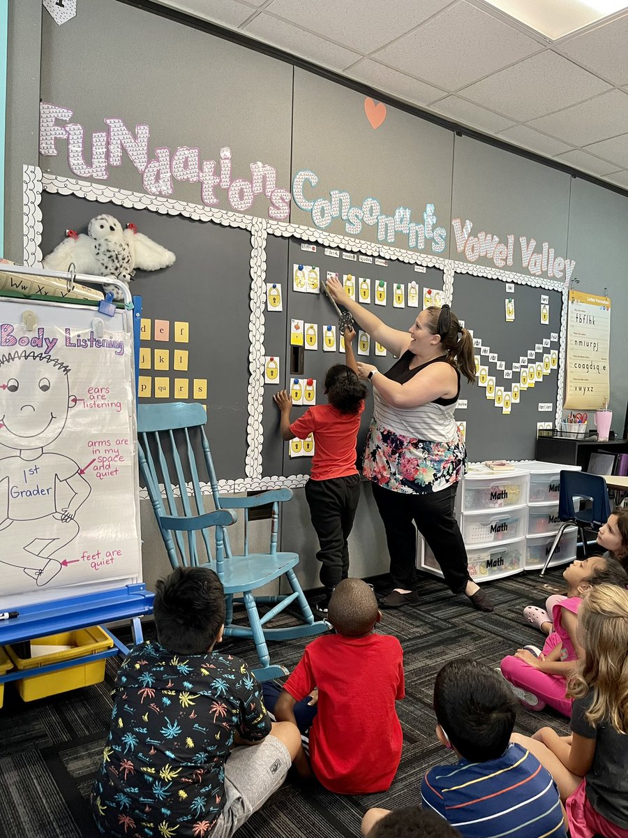 Mrs_Courlas's tweet photo. Handing over the power of “the magic sound key” to unlock our first three sounds today! We had a lot of fun learning about how to make sounds and write letters correctly for #FUNdations day 1 #PLSDproud #TeamTussing #fabulousinfirst #readersareleaders #futurereaders #soundwall https://t.co/6Ws668hYKY