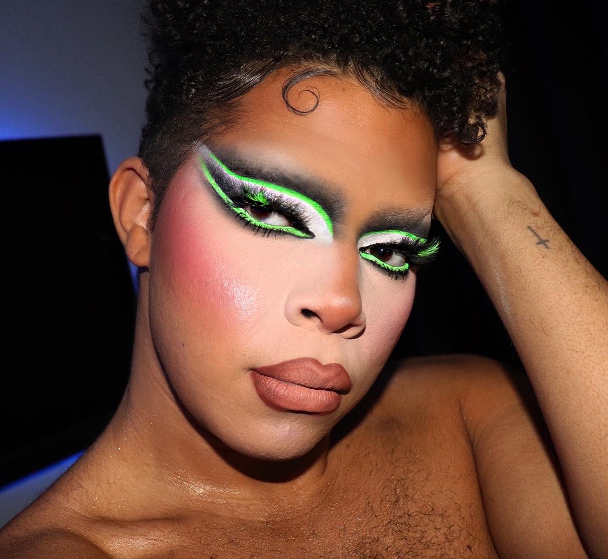 RPGT23's tweet image. I haaaaad to recreate this lewk by @shanestevennn 
#makeuprecreation #neoneyeshadow #greeneyeshadowlook