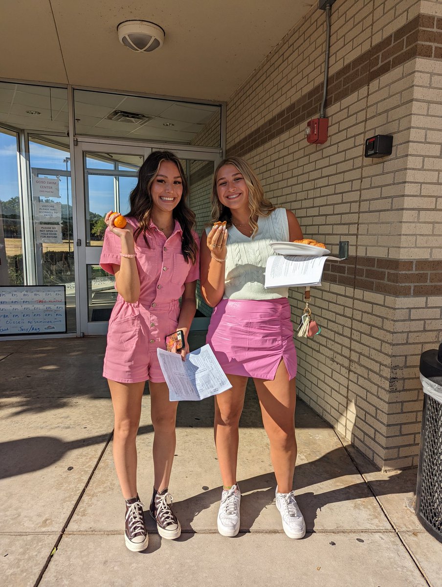 Jau548's tweet photo. Last first day for our seniors! @GCISDSwim #seniors2023 #GCISDFirstDay https://t.co/ONrn9OADuE