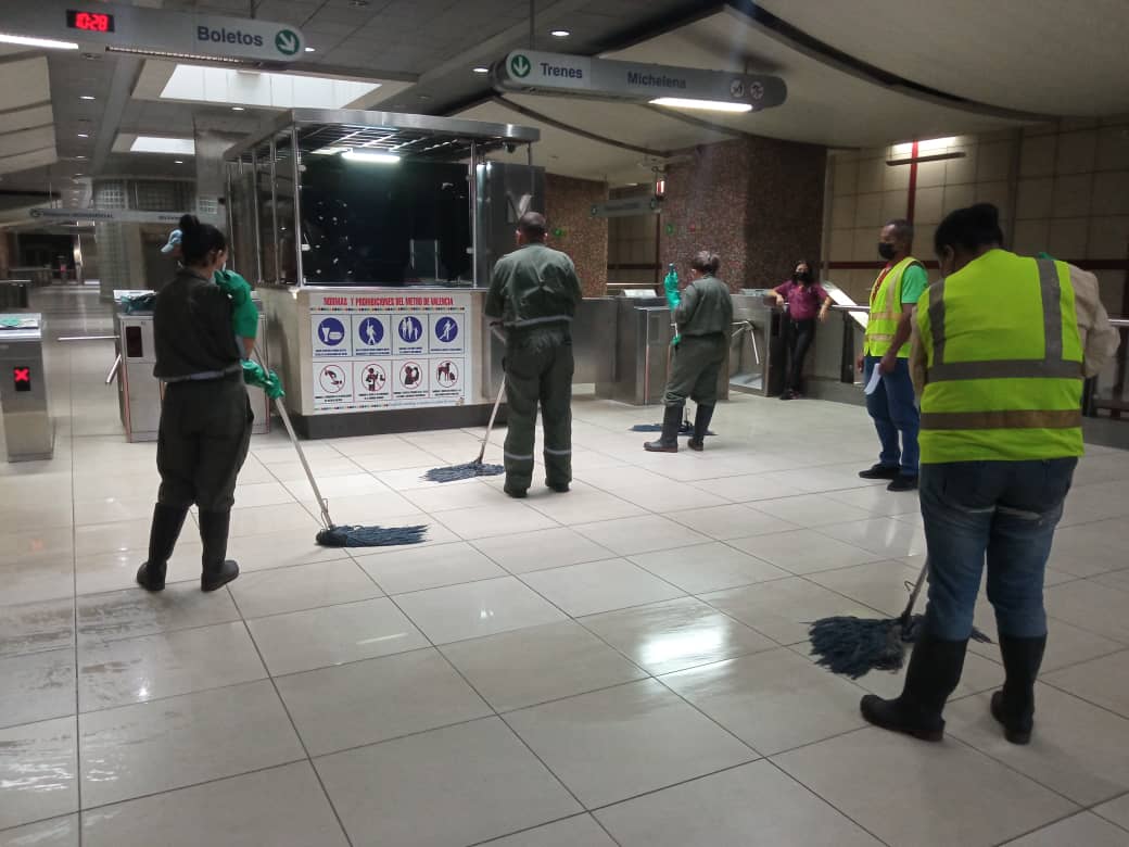 CAMETROVALENCIA's tweet photo. #EnMetro💦||Seguimos trabajando en beneficio del #PuebloUsuario, un ejemplo de ello es la jornada diaria de #Limpieza profunda que se ejecuta en cada una de las estaciones del sistema, tal y como la desarrollada en Estación #SantaRosa y #Michelena 🚇🚧🇻🇪#MaduroPuebloTrabajador https://t.co/IZCNwFVuW6