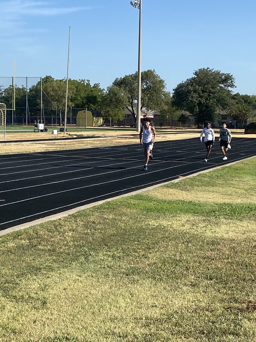 IrvingBoysHoops's tweet photo. Who said 🏀 players are afraid of that track 🫣. Almost 3 miles today and a lot of dynamic stretching.
"Some people want it to happen, some wish it would happen, others make it happen” ~ Michael Jordan
#WorkTogetherWinTogether #ExceedAllExpectations https://t.co/AUTrjspPsy