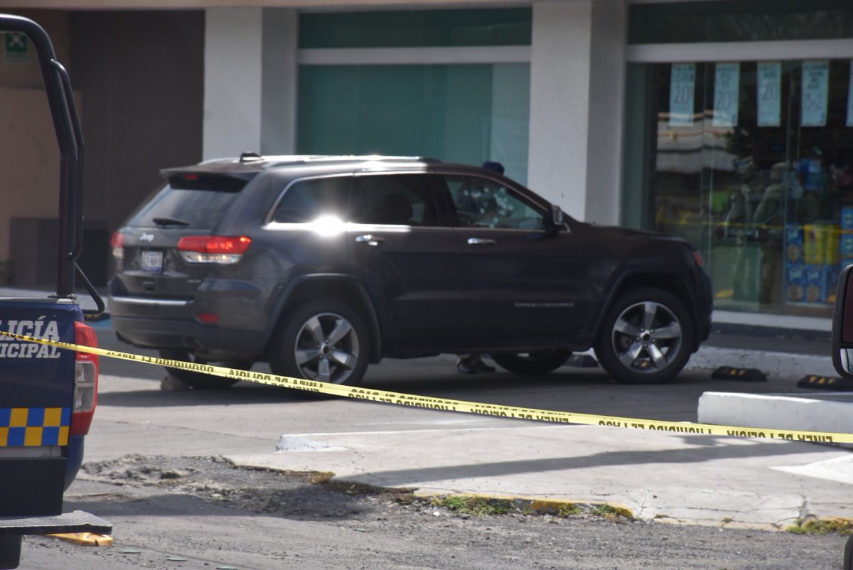#Celaya asesinan a Guillermo Mendoza Suárez, hijo del alcalde de celaya Javier Mendoza, el cuerpo quedó al interior de su camioneta Jeep Grand Cherokee afuera de una farmacia