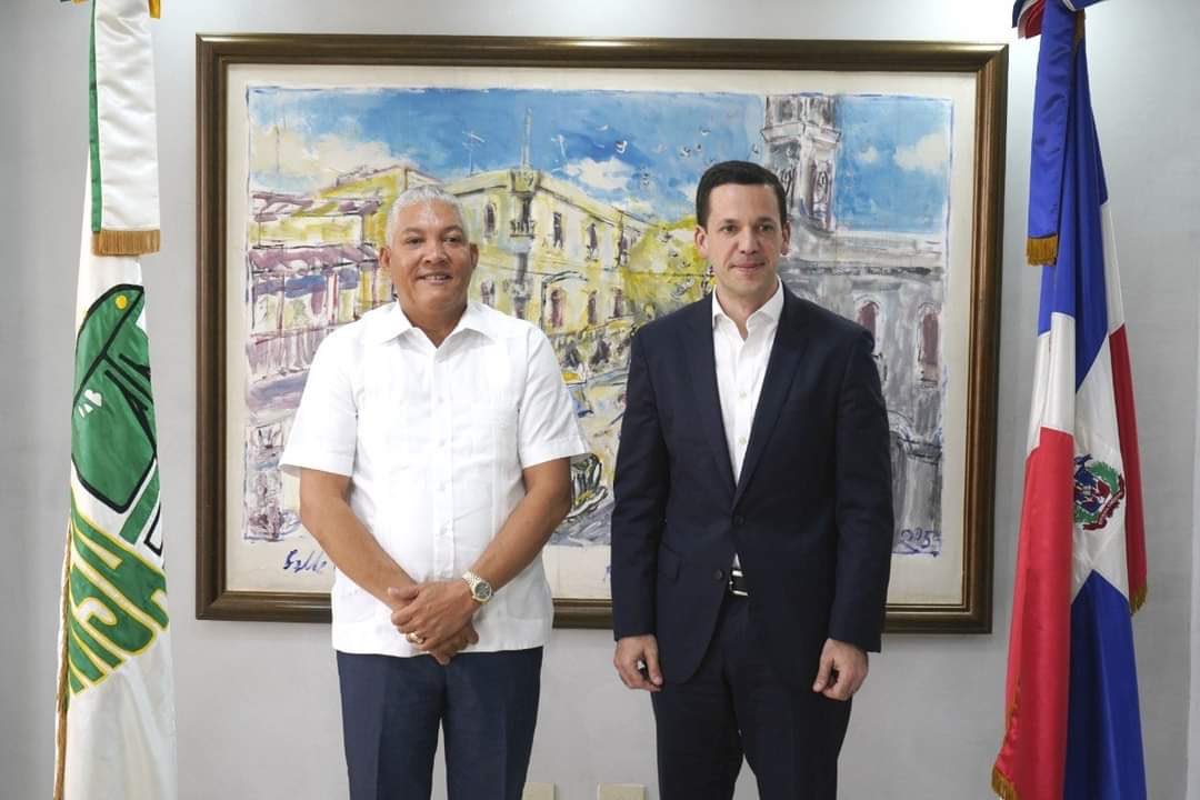 radhagonzalez's tweet photo. Muy complacido de recibir en mi despacho al director del @Intrant_RD, el señor @HugoBeras, con quien conversamos sobre los logros que hemos tenido en materia de institucionales, así como del sector transporte en general. 

#RadhamesGonzalez #SiempreCerca #GobiernoDominicano https://t.co/0soUEJPqaG