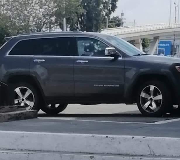 azucenau's tweet photo. #ÚLTIMAHORA | Asesinan en el estacionamiento de una farmacia a Guillermo Mendoza, hijo de Javier Mendoza alcalde de #Celaya, #Guanajuato; su camioneta recibió por lo menos diez impactos de bala. https://t.co/QMggd0aWHB