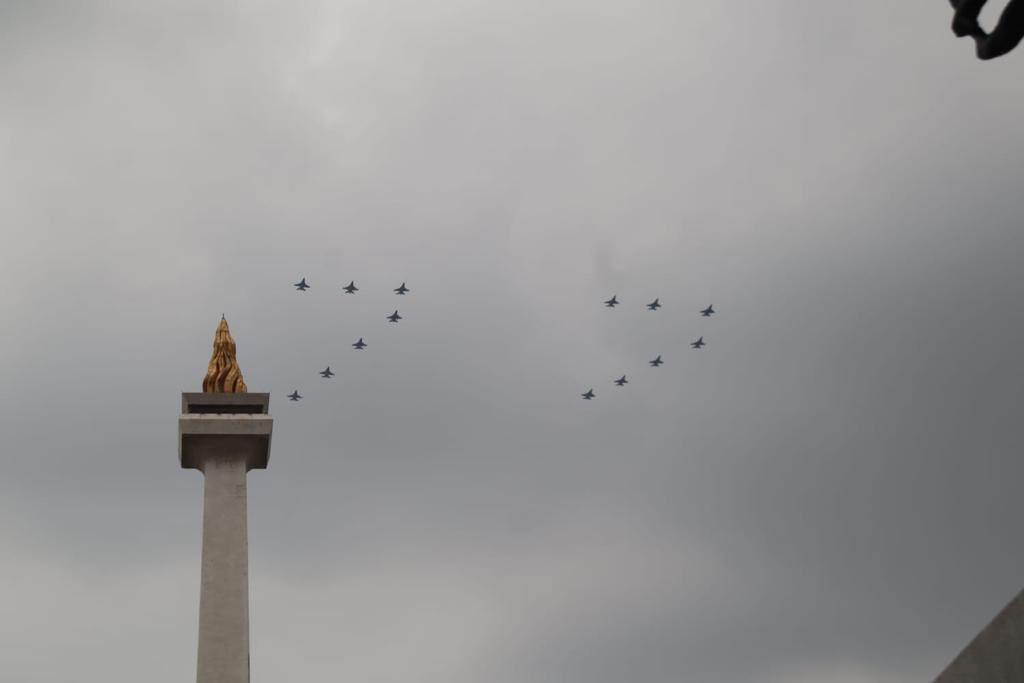 _TNIAU's tweet photo. Garuda Flight yang terdiri dari 14 Pesawat Tempur F-16 menggelorakan semangat "Pulih Lebih Cepat Bangkit Lebih Kuat" pada Upacara Peringatan HUT ke-77 Kemerdekaan Republik Indonesia dengan terbang formasi 77 di atas Istana Negara, Rabu (17/8/2022). https://t.co/5UAz5H7jZM