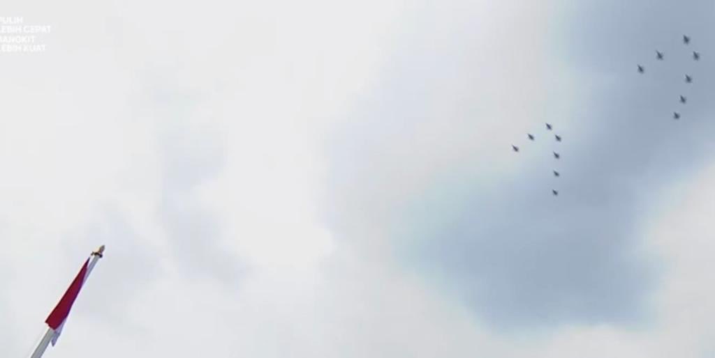 _TNIAU's tweet photo. Garuda Flight yang terdiri dari 14 Pesawat Tempur F-16 menggelorakan semangat "Pulih Lebih Cepat Bangkit Lebih Kuat" pada Upacara Peringatan HUT ke-77 Kemerdekaan Republik Indonesia dengan terbang formasi 77 di atas Istana Negara, Rabu (17/8/2022). https://t.co/5UAz5H7jZM
