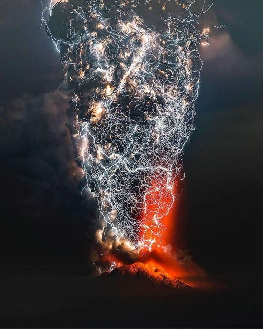 AmerMalikKhan's tweet photo. Nature is Interactive !
Vulcanic Lightning🌋⚡️, Southern Chile🇨🇱
📷 IG: @francisconegroni_fotografia
#YourEarth #earh #nature #vulcanicerruption #naturalphenomenon https://t.co/pL0O7sVb0u