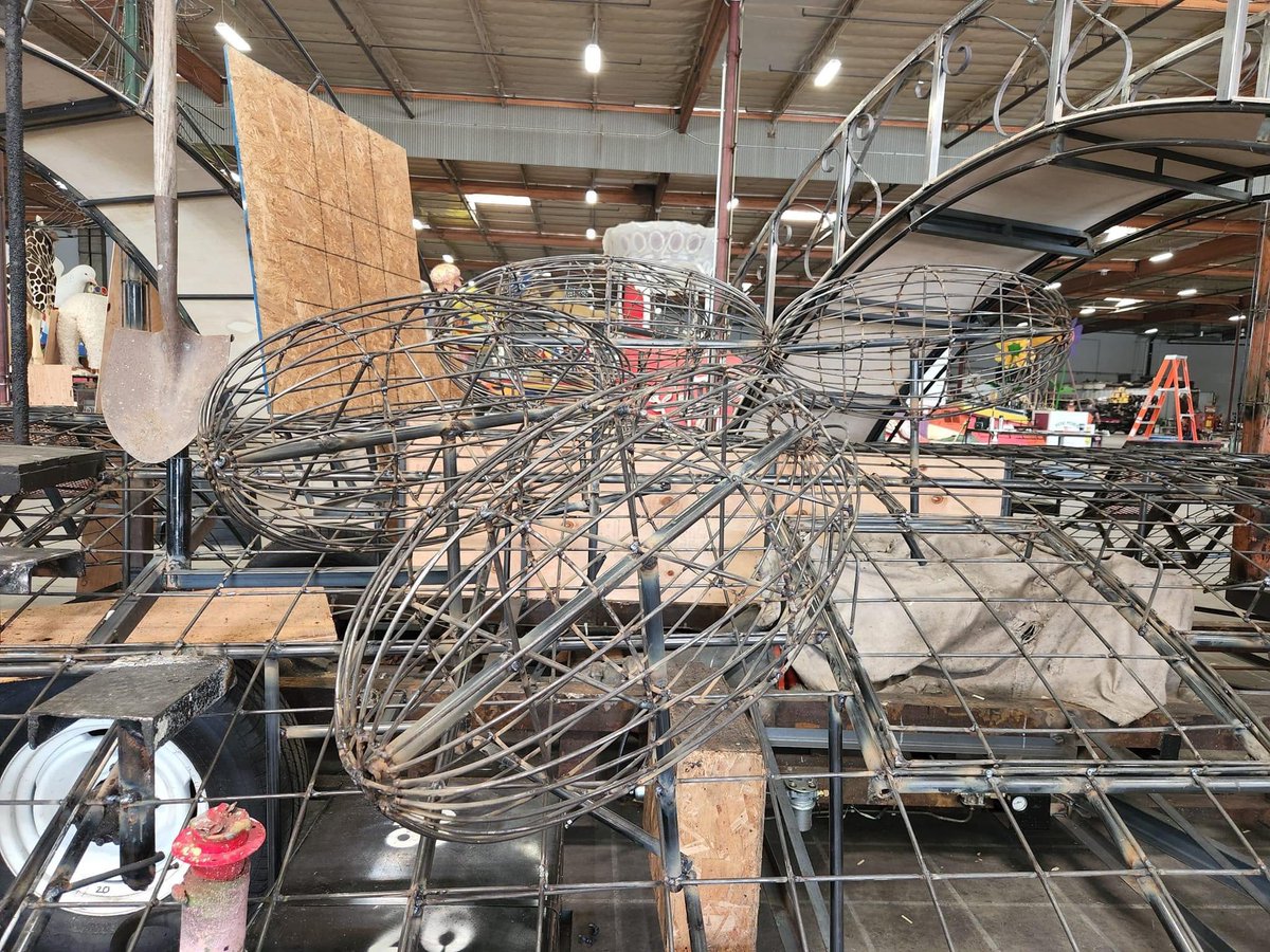 LionsFloat's tweet image. More photos of the construction of the 2023 Lions Clubs International float for the Rose Parade. #lionsclub #lionsfloat #roseparade