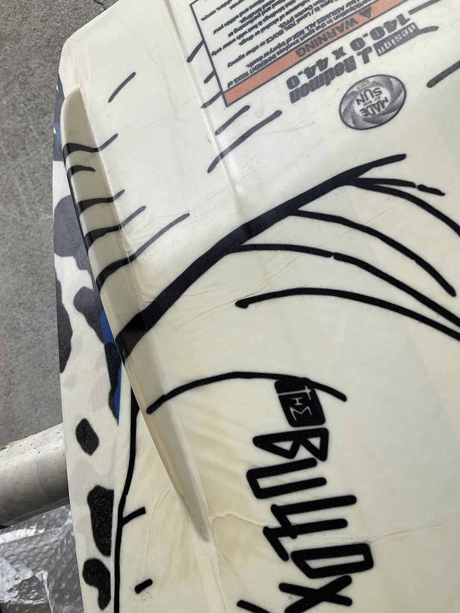 yo_hirata's tweet photo. LIQUIDFORCEジャパンさんからtheBULLOX届いた。田舎者なので現物を初めて見たが、RDXの発展型という事シェイプは似ている。RDXよりフィンがちょっと大きい?のかな #ウェイクボード #liquidforce https://t.co/xI4QB2pf4w