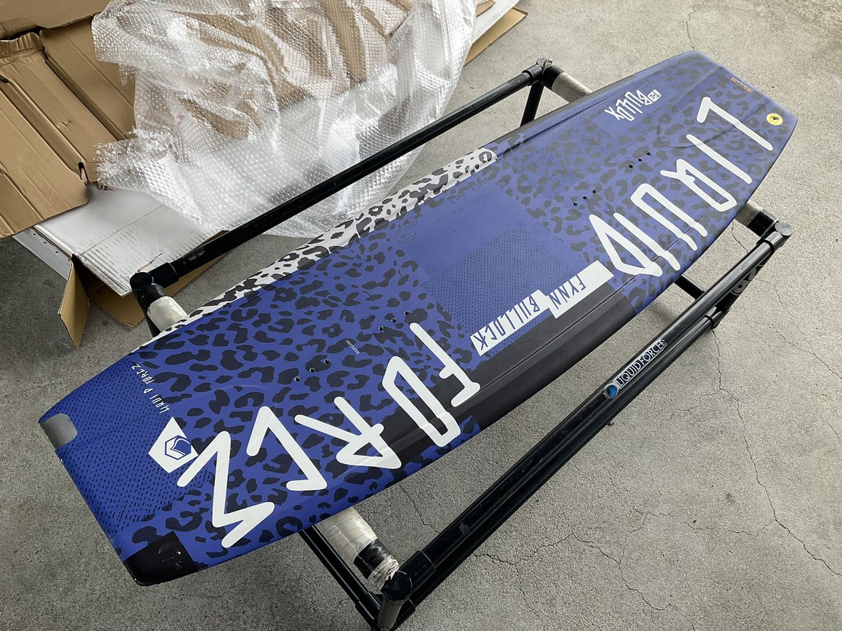yo_hirata's tweet photo. LIQUIDFORCEジャパンさんからtheBULLOX届いた。田舎者なので現物を初めて見たが、RDXの発展型という事シェイプは似ている。RDXよりフィンがちょっと大きい?のかな #ウェイクボード #liquidforce https://t.co/xI4QB2pf4w