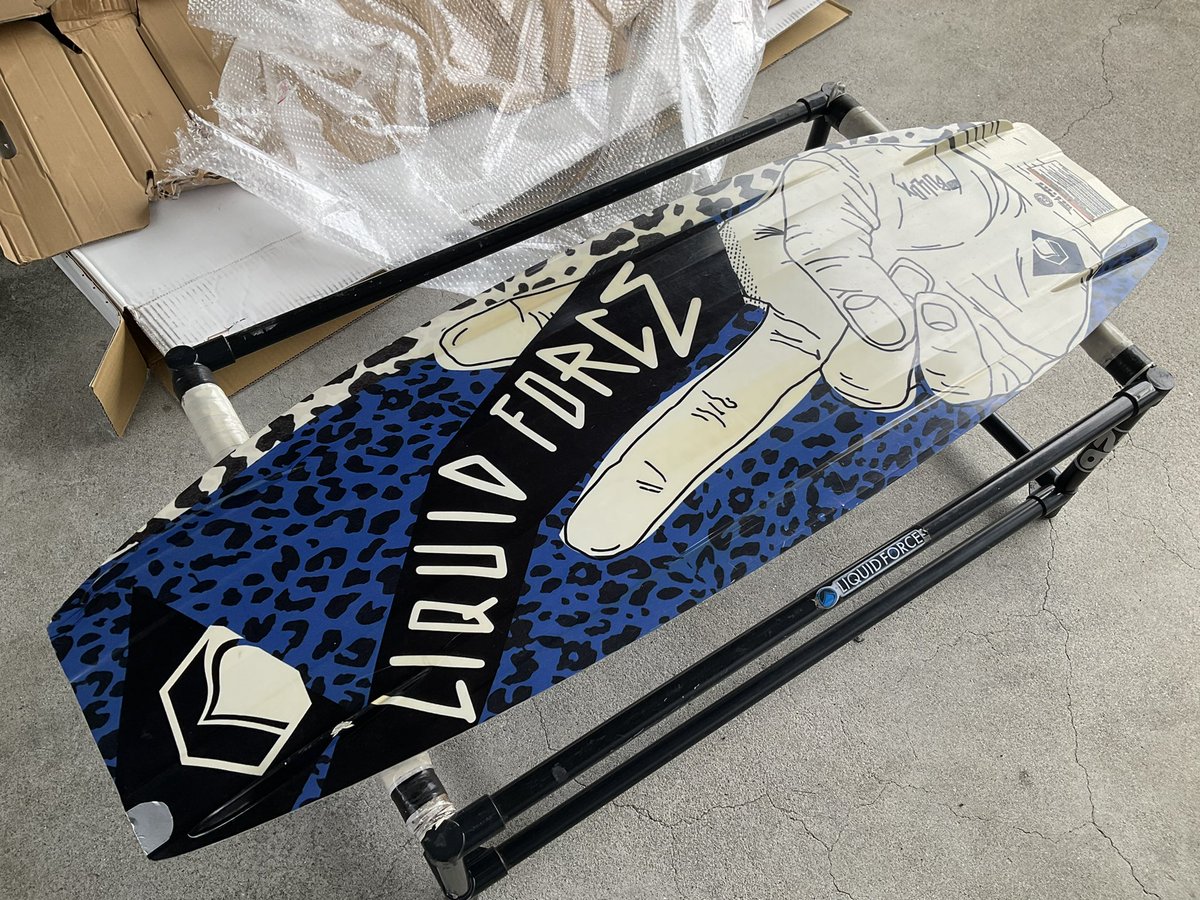 yo_hirata's tweet photo. LIQUIDFORCEジャパンさんからtheBULLOX届いた。田舎者なので現物を初めて見たが、RDXの発展型という事シェイプは似ている。RDXよりフィンがちょっと大きい?のかな #ウェイクボード #liquidforce https://t.co/xI4QB2pf4w