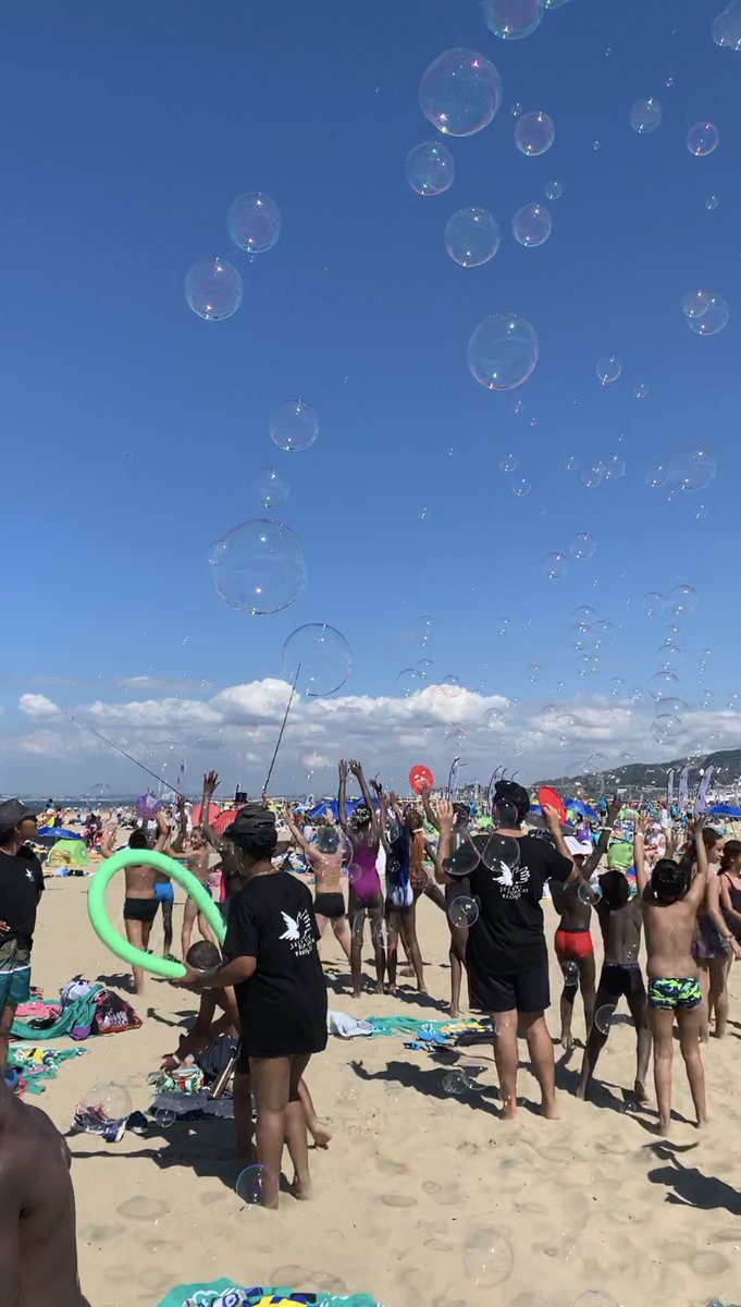 #JOV « On peut recommencer la journée à 0 ? » 🌞🏖
Merci le <a href="/SecoursPop/">Secours populaire</a> pour cette journée pleine de rencontres, de rires, de sauts dans les vagues, de châteaux de sable… avec les enfants qui n’ont pas eu la possibilité de partir en vacances ! #AXAAtoutCoeur #MSCAtoutCoeur