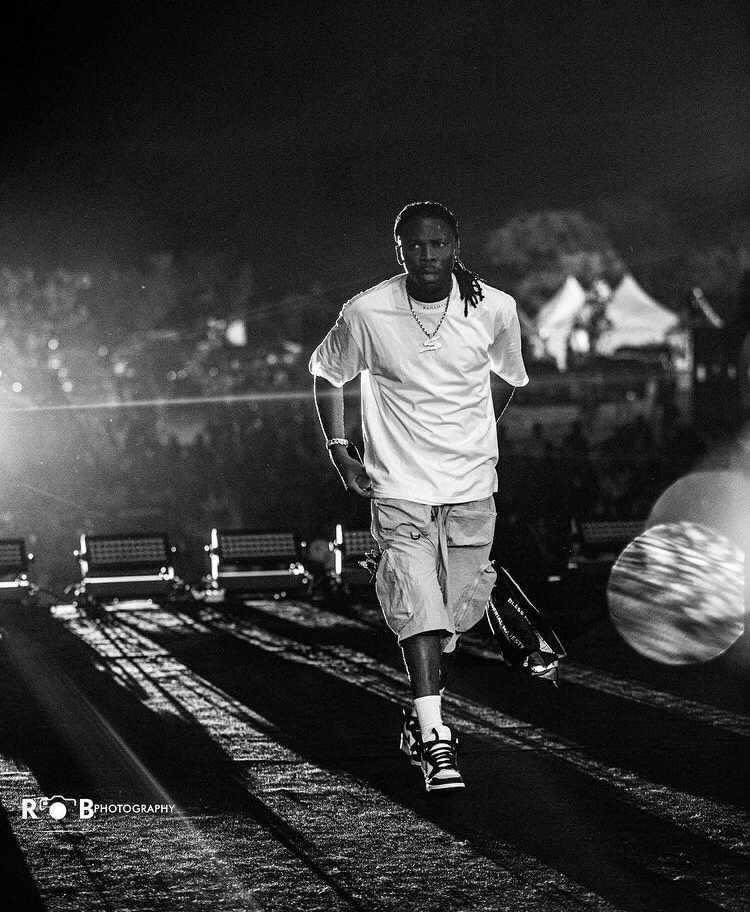 Ekorso_'s tweet photo. Ghanaian artists don't do anything for their country
But here is Stonebwoy, who has created an entire festival for the people of Ashaiman
General cleaning, free medical screening, health walk, sports and a free concert
He deserves some flowers 💐 https://t.co/9dWuUPdiH3